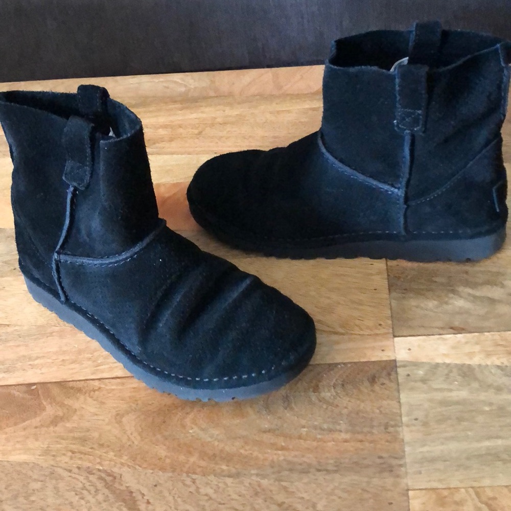 Short black Ugg boots